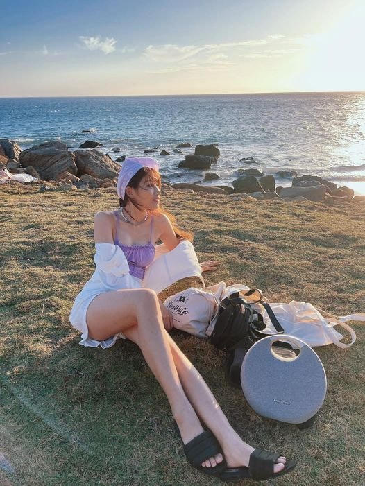 Chế Nguyễn Quỳnh Châu cũng luôn tin một sớm mai bình yên… Mở mắt dậy, covid đi mất, chúng ta lại mau mau trở lại cuộc sống bình thường, người đi làm, người đi học, người đi muôn nơi!