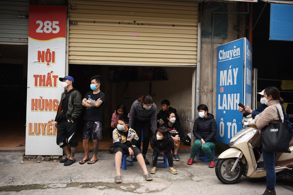 Nhiều người thẫn thờ sau khi hàng quán của mình bị đám cháy thiêu rụi. Nguồn: Dân Trí.