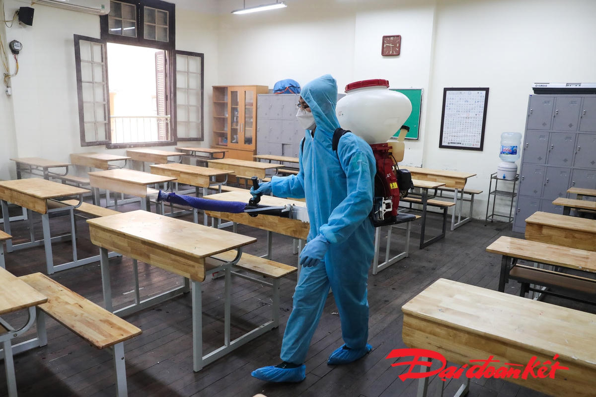 Phun khử khuẩn các điểm thi vào 10 tại Hà Nội