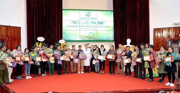 Bệnh viện Hữu Nghị Việt Đức tri ân những gia đình hiến tạng trong năm 2020. (Ảnh: PV/Vietnam+).