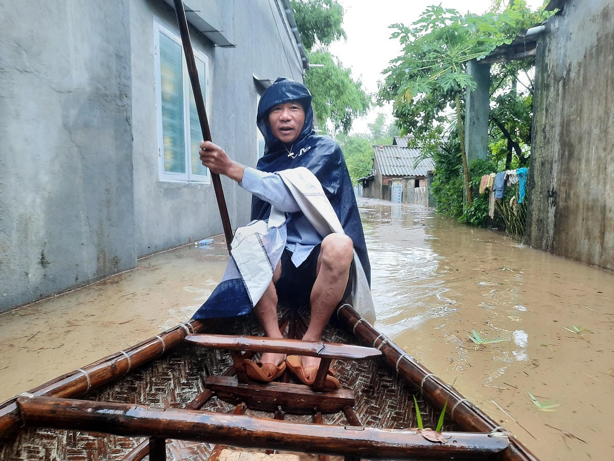 Người dân Khối phố Trường Đồng-Tam Kỳ phải dung ghe trong mùa mưa lũ.