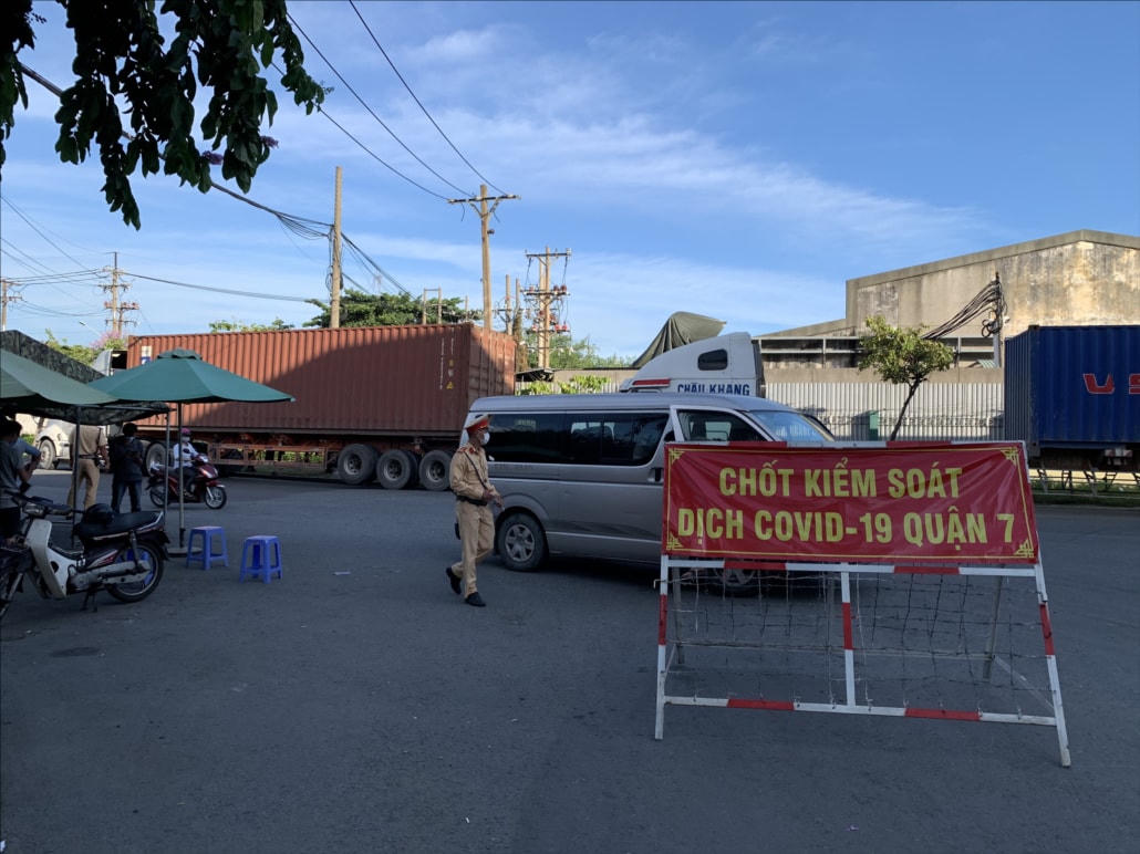 Chốt kiểm soát dịch Covid -19 ở quận 7, TP HCM. Ảnh: CTV.