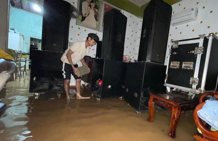 Đợt mưa lũ trái vụ chưa xảy ra từ trước đến nay khiến người dân trở tay không kịp (Ảnh: B.L).