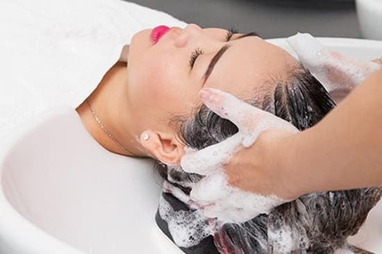 Không nên gội đầu quá nhiều lần trong một tuần. 