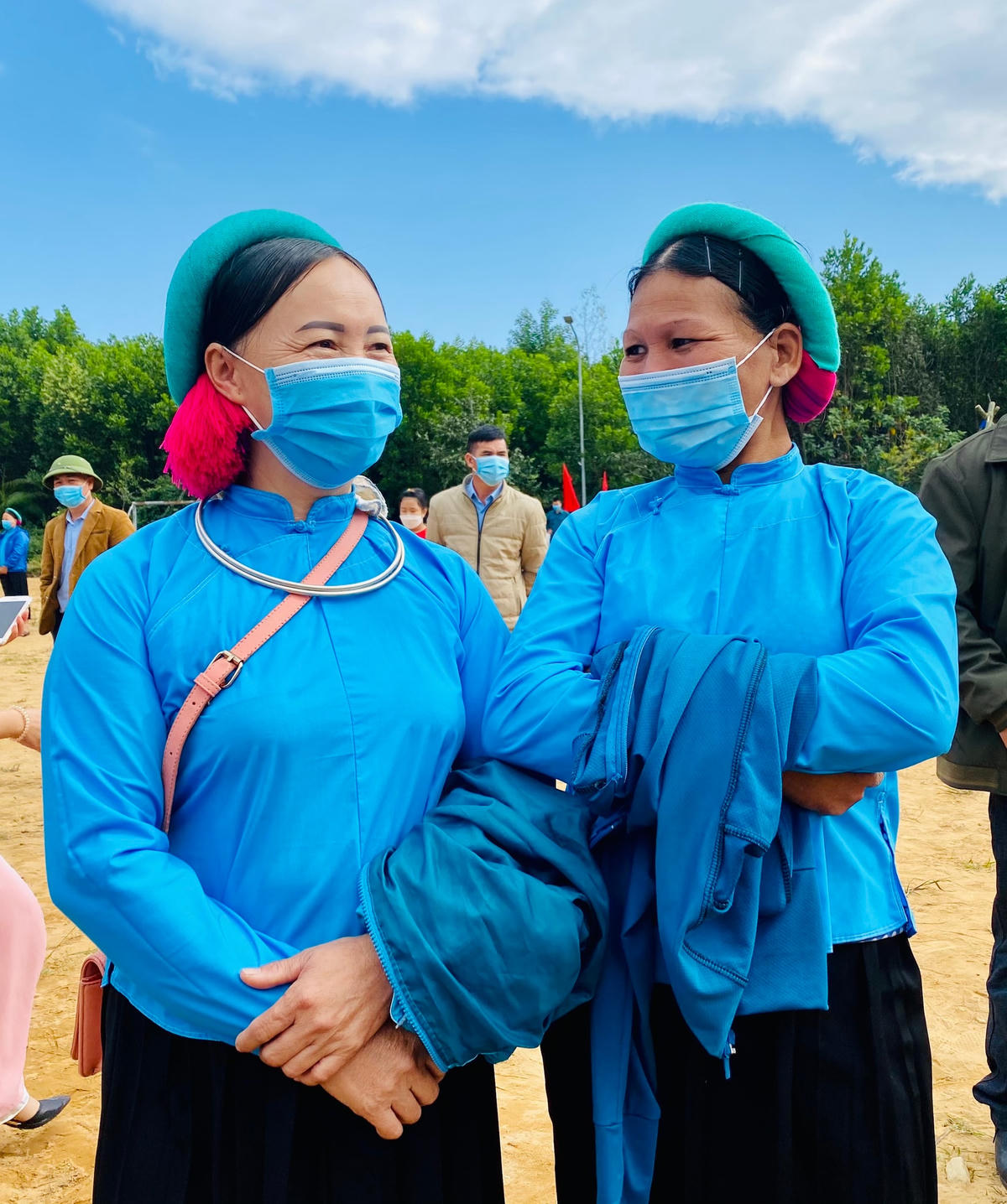 Người dân xã Hải Sơn vui tươi, phấn khởi tham gia Ngày hội Đại đoàn kết toàn dân tộc.