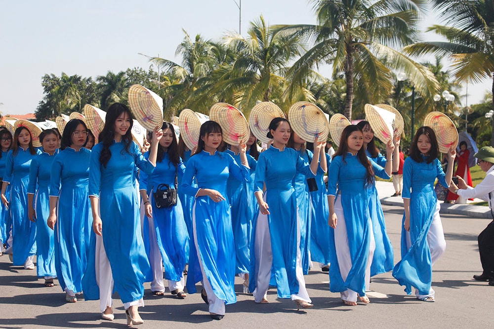 Đồng phục áo dài màu xanh của đoàn nữ sinh Đại học Hạ Long mang màu sắc tươi mới của tuổi trẻ.