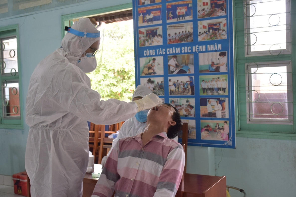 Lấy mẫu xét nghiệm virus SARS-CoV-2. Ảnh: Trung tâm Kiểm soát Bệnh tật TP HCM (HCDC).