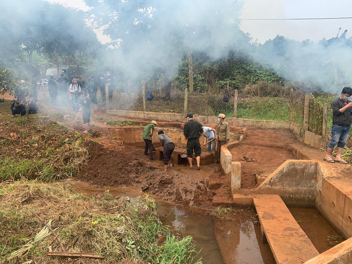 Lực lượng Công an đang tu sửa lại bến nước cho bà con trong buôn.