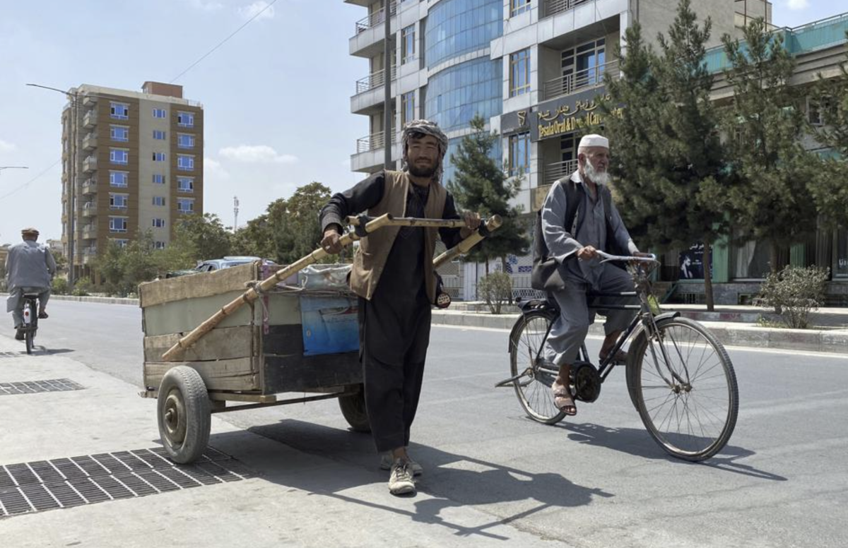Một người thu gom phế liệu ở Kabul, ngày 31/8/2021. Ảnh: AP .