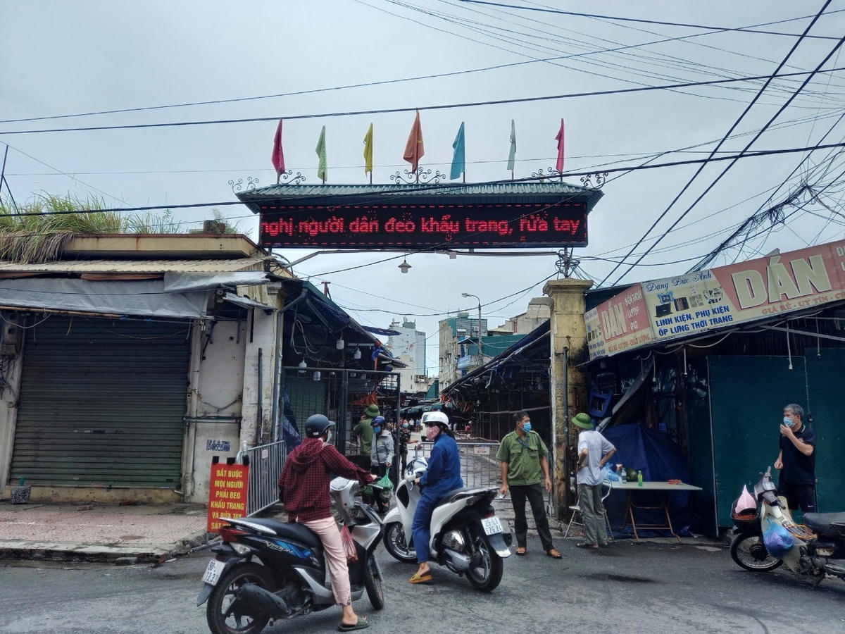 [ẢNH] Hà Nội: Lấy mẫu xét nghiệm cho tiểu thương chợ Phùng Khoang