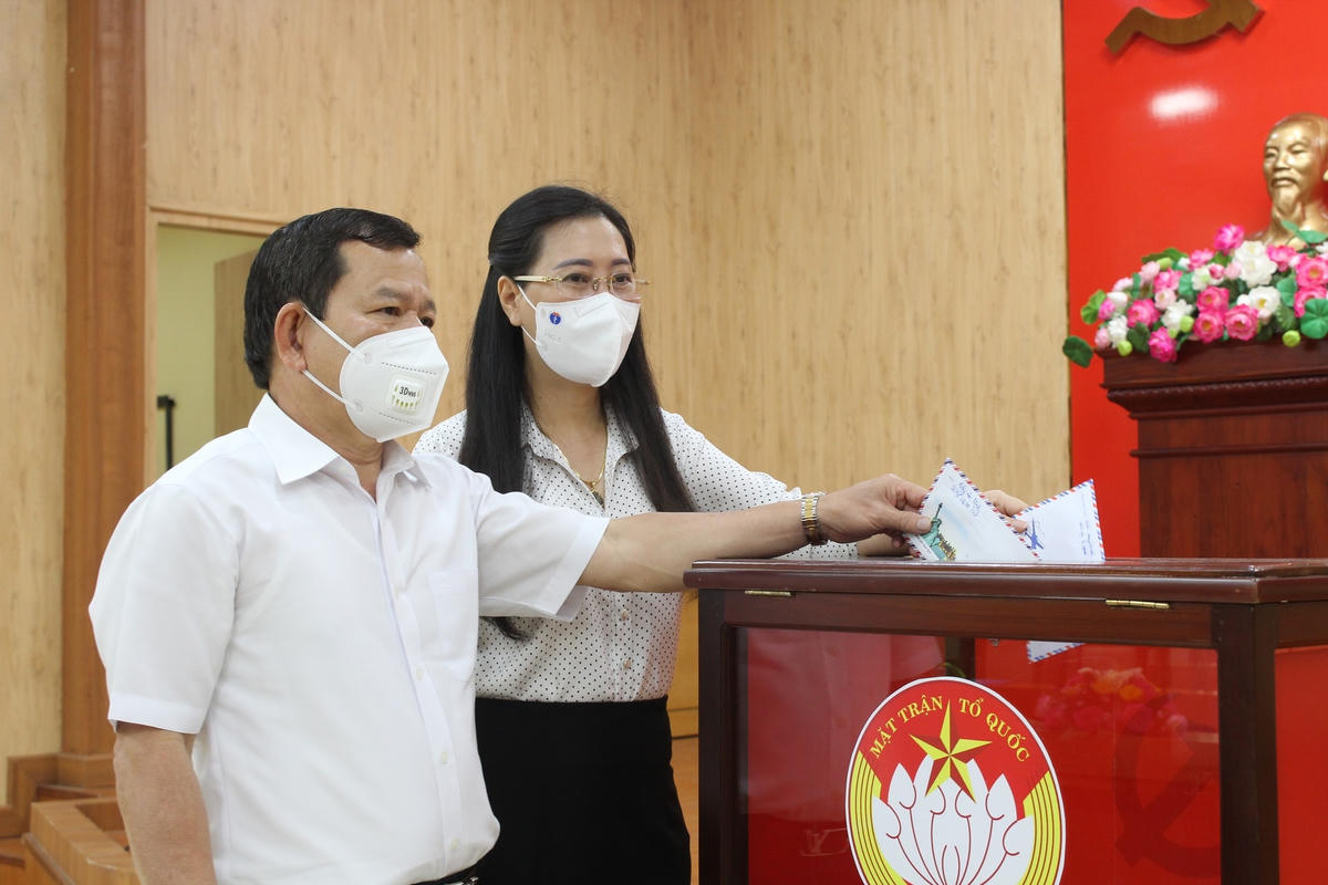 Bí thư Tỉnh ủy Bùi Thị Quỳnh Vân và Chủ tịch UBND tỉnh Đặng Văn Minh tham gia ủng hộ.
