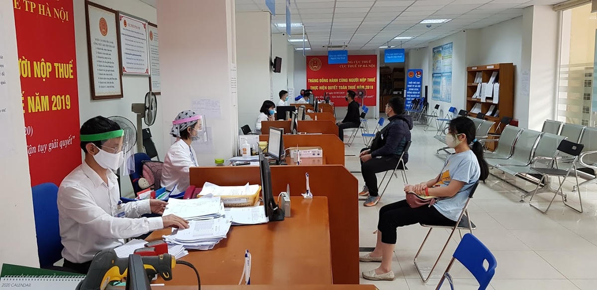 Cán bộ nhân viên Cục Thuế TP Hà Nội tiếp dân tại bộ phận 1 cửa.