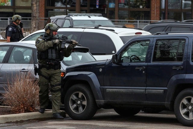 Cục Điều tra Liên bang Mỹ (FBI) cho biết các đặc vụ của cơ quan này đang hỗ trợ cảnh sát địa phương để điều tra nguyên nhân vụ xả súng.  