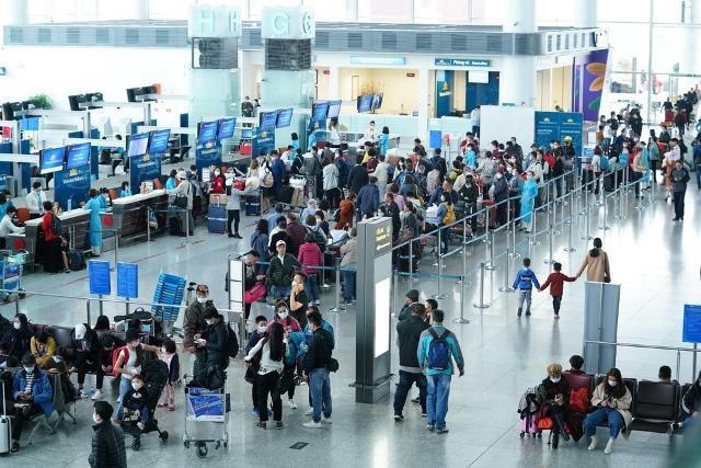 Giá vé máy bay quá cao nên nhiều hành khách phải lùi kế hoạch bay trở lại TP HCM.