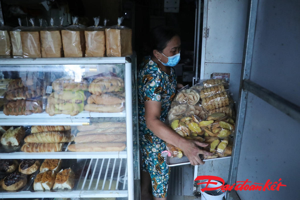 Cô Kim Tuyến, chủ một cửa hàng bánh ngọt tại khu vực chợ Cửa hàng mới dù đã chuẩn bị rất nhiều bánh bán hàng ngày hôm nay nhưng đã thực hiện đóng cửa. Số bánh vẫn còn nguyên trong tủ. Ảnh: Quang Vinh. 