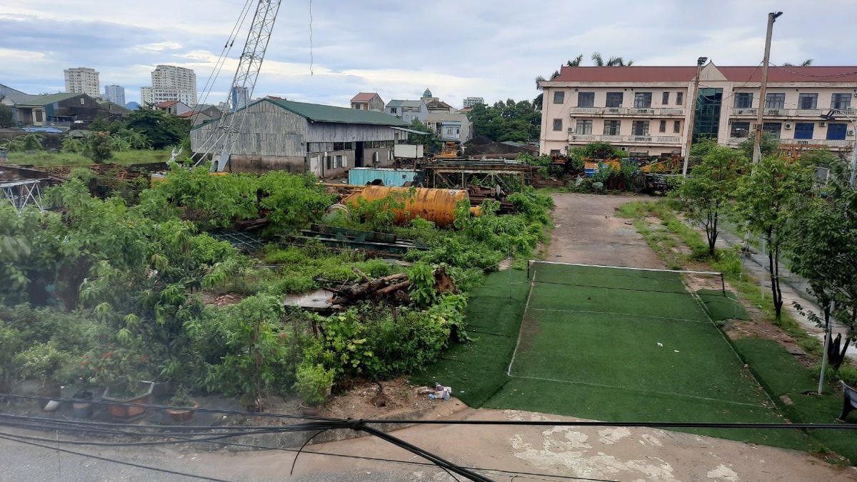 Khu tập kết máy móc, vật liệu xây dựng của Cty 492 gây ô nhiễm môi trường cho hàng chục hộ dân sống bên cạnh.