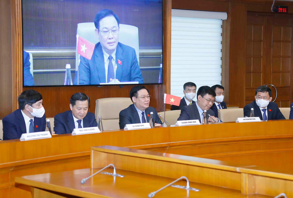 Chủ tịch Quốc hội Vương Đình Huệ tại cuộc gặp với Phó Tổng thống kiêm Chủ tịch Thượng viện Ấn Độ Venkaiah Naidu.