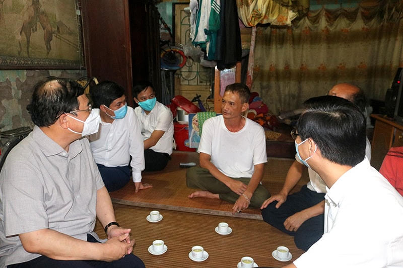 Bí thư Nam Định Phạm Gia Túc (ngoài cùng bên trái) cùng lãnh đạo thành phố tới thăm gia đình anh Lương Thanh Hà (ngồi giữa).