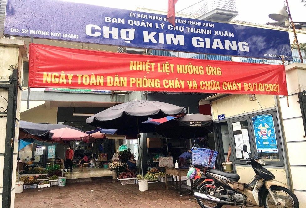 Tại khu vực chợ Kim Giang (phường Kim Giang, quận Thanh Xuân) khá vắng vẻ sau những ngày nới lỏng giãn cách.   