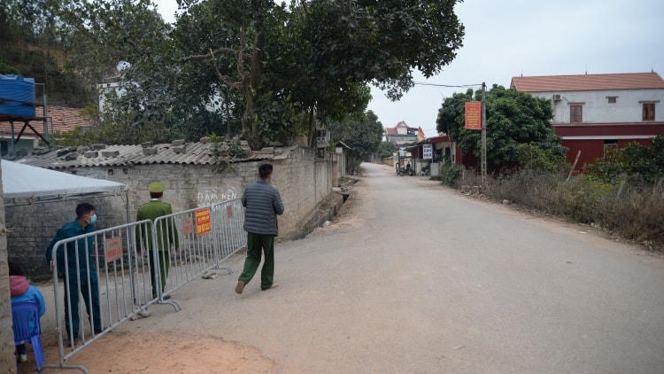 Xã Hưng Đạo (Chí Linh, Hải Dương) phong tỏa để dập dịch Covid-19. Ảnh: T. Nga - L. Giang.