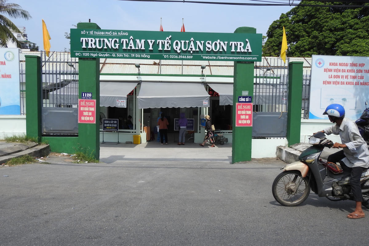 Trung tâm Y tế quận Sơn Trà (Đà Nẵng) - nơi phát hiện nữ công nhân làm việc tại Khu công nghiệp An Đồn, dương tính với SARS-CoV-2 chưa xác định nguồn lây. Ảnh Bình Nguyên