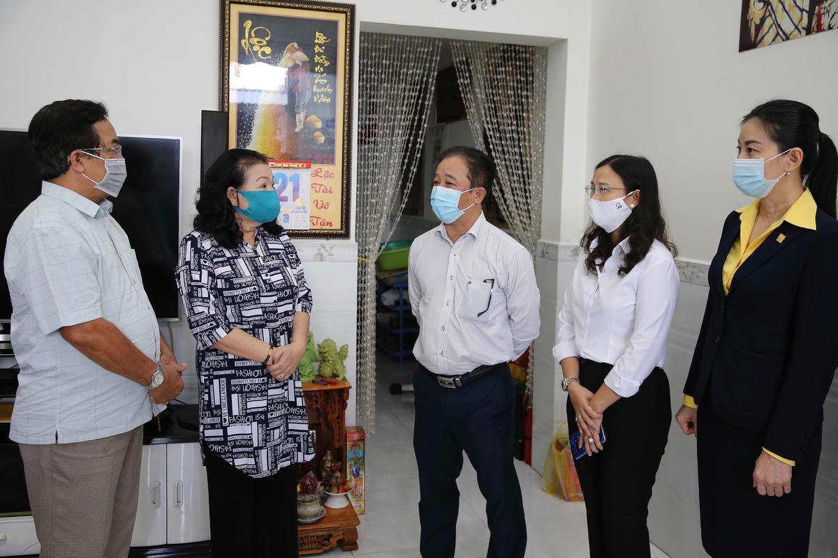 Cùng đoàn còn bó đại diện Ban tuyên giáo Cần Thơ đến thăm tặng quà nghệ sĩ Kiều Mỹ Dung 