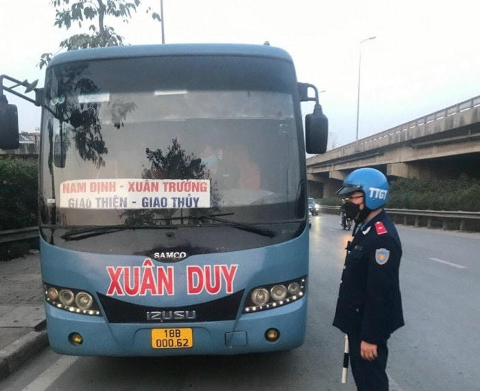 Không chỉ kiểm tra tại bến xe, trên nhiều tuyến đường trục chính ra vào thành phố cũng được TTGT kiểm tra.
