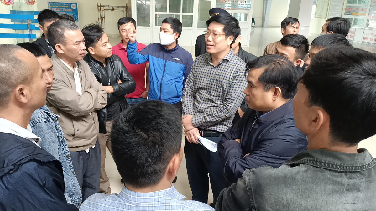 Sáng ngày 4/3, đại diện các nhà xe có buổi làm việc với Sở GTVT Nghệ An để giải quyết vấn đề (Ảnh: Tiến Đông).