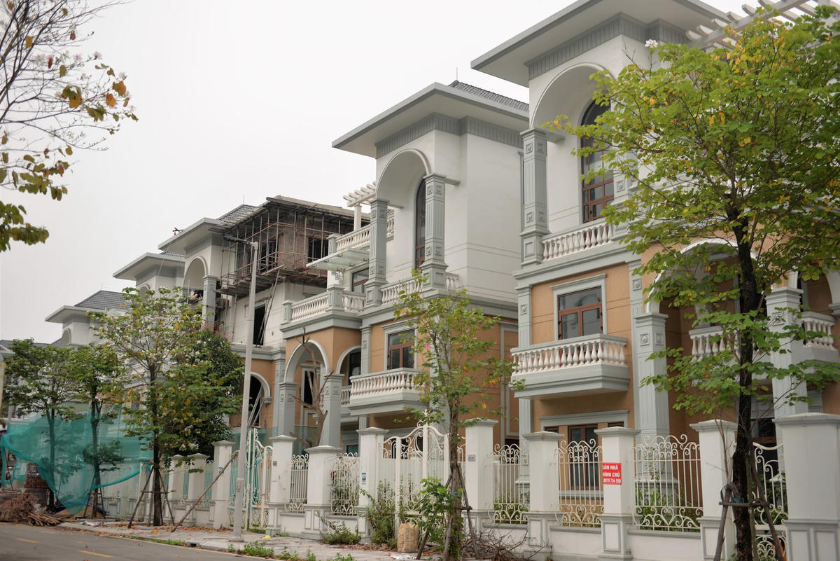  Không chỉ những căn nhà liền kề mà các căn biệt thự tại khu đô thị này cũng diễn ra tình trạng "xây thêm", cơi nới.