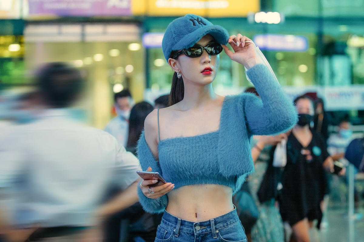 Ngọc Trinh đăng ảnh chụp tại sân bay với câu thả thính “rụng tim”: “Nhìn em có vẻ lạnh lùng, nhưng bên trong lại vô cùng dễ thương”.