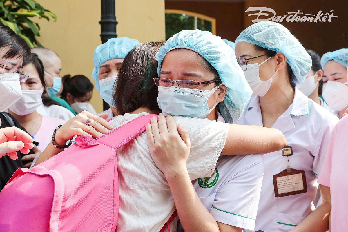 Giây phút chia tay đầy của đồng nghiệp, những cái ôm thắt chặt và cả những gọt nước mắt cùng với lời chúc súc khỏe và hoàn thành nhiệm vụ. Ảnh: Quang Vinh.
