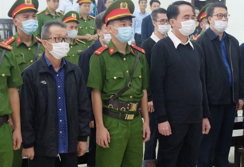 Các bị cáo nghe tòa luận tội và đề nghị mức án.
