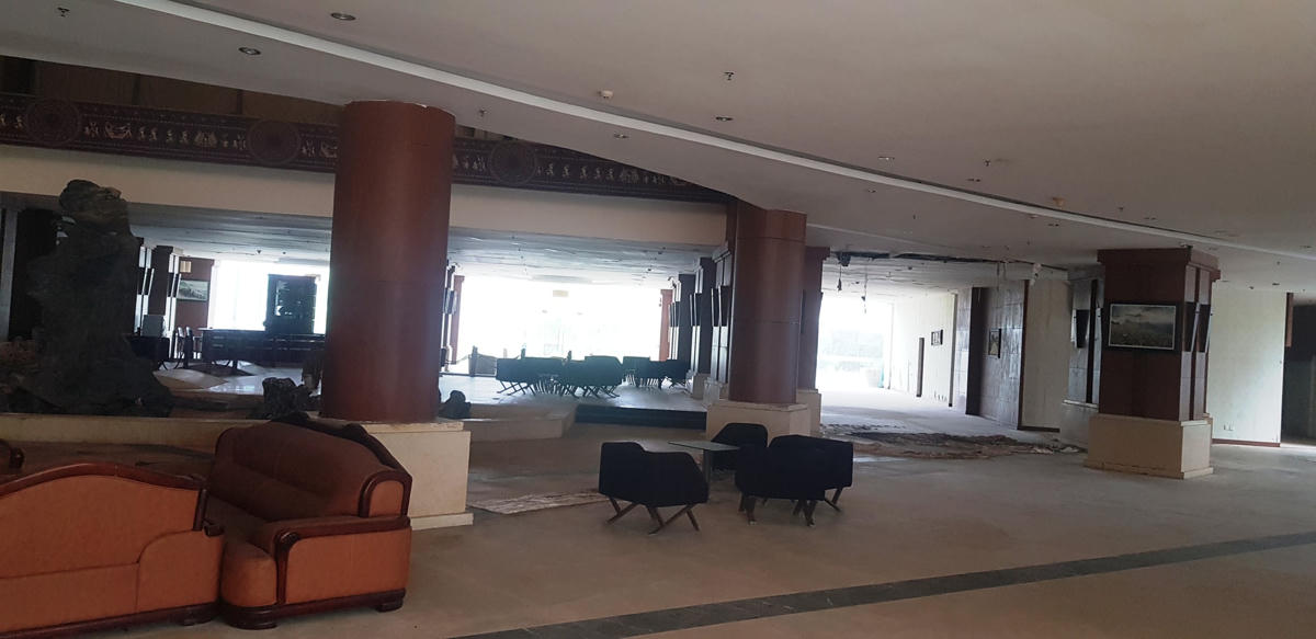 Nhiều thanh niên đến chụp ảnh check-in còn nói vui rằng: “Rất phù hợp cho một vài cảnh quay trong một bộ phim kinh dị vì sự hoang tàn, lạnh lẽo này!”.