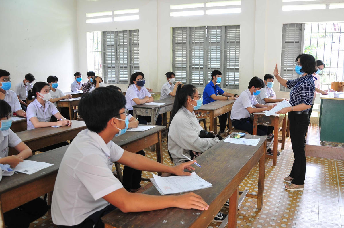 Các em dự thi vào  lớp 10, trường THPT Lý Tự Trọng, TP Nha Trang năm học 2021- 2022.