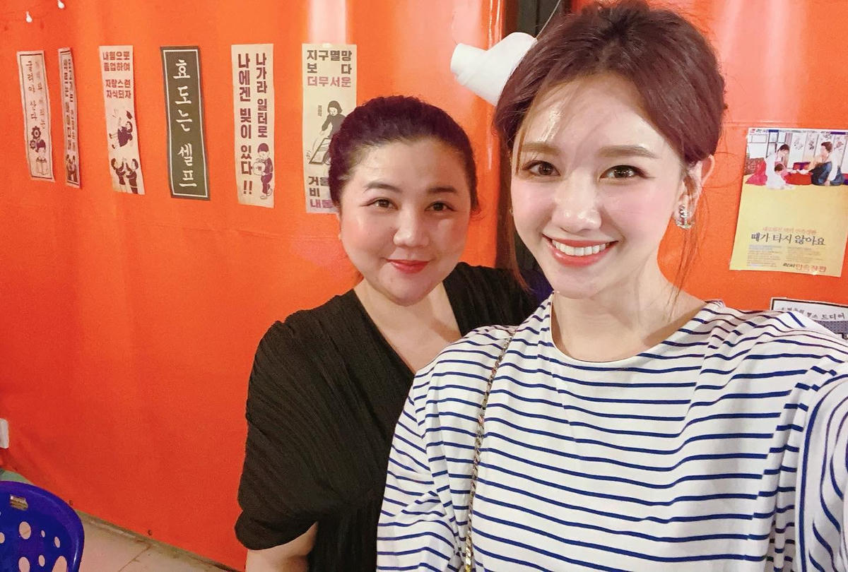 Hariwon vui vẻ cùng trợ lý ăn quán lề đường ở Hàn Quốc với lời giải thích dễ thương: “Hai chị em lâu lâu ăn riêng cho vui. Mà ăn nhiều quá, no bụng quá huhu”.  