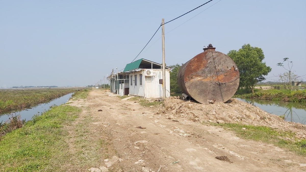Đến thời điểm này, tại dự án vẫn là các hồ nước nuôi trồng thủy sản của người dân. Chủ đầu tư chỉ mới dựng một nhà lán bằng tôn, chưa có hiện tượng của máy móc xây dựng.