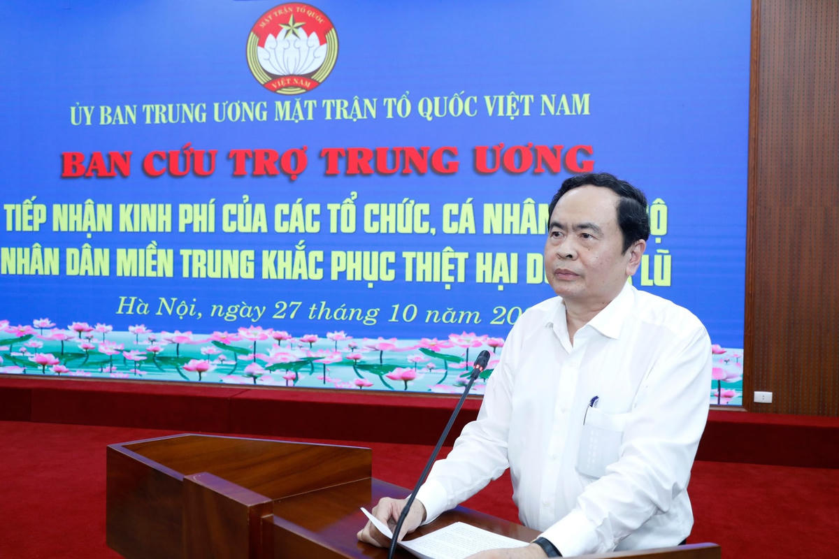 Chủ tịch Trần Thanh Mẫn cảm ơn những tấm lòng, nghĩa cử cao đẹp chung tay ủng hộ đồng bào vùng lũ. Ảnh: Quang Vinh.
