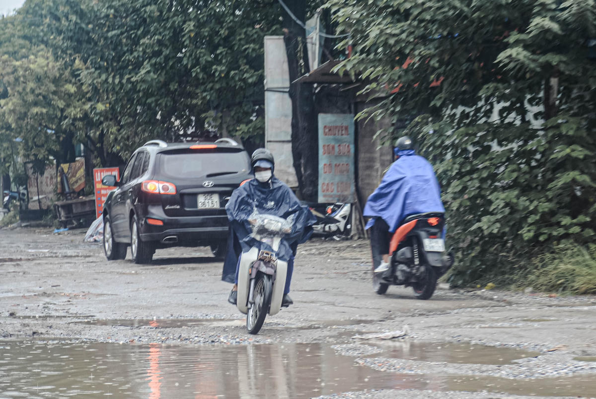 Nhiều người phải rất vất vả mới có thể lạng lách qua hàng trăm ổ gà, ổ voi.
