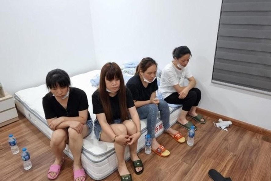 4 trong số 12 người Trung Quốc nhập cảnh trái phép bị phát hiện ở Hà Đông ngày 4/5. Ảnh: CACC.
