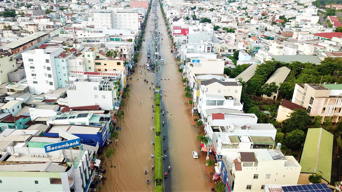 Nước dâng cao khiến đời sống cuả người dân bị đảo lộn, buôn bán khó khăn.