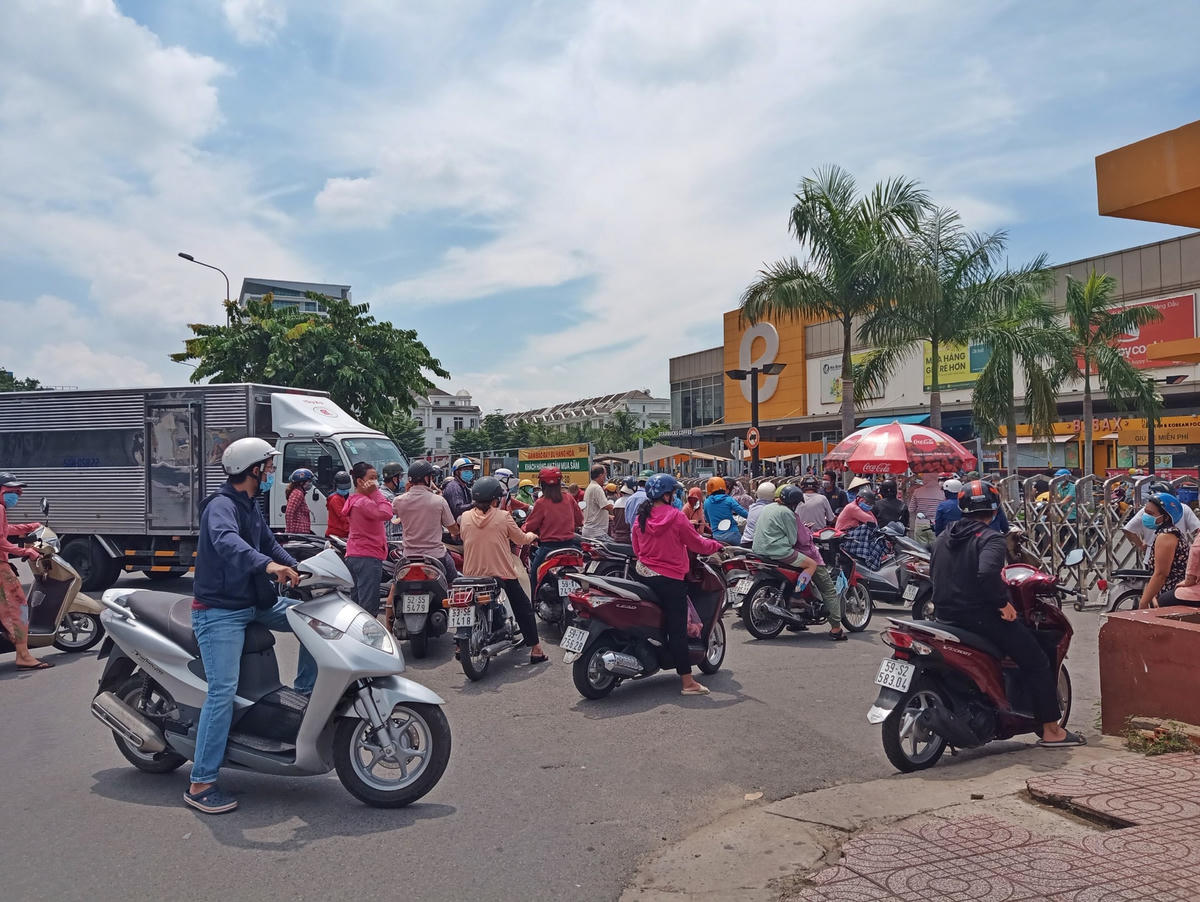 Dòng người chờ được vào cổng trước một siêu thị trên đường Phan Văn Trị (P.4, Q.Gò Vấp) khi siêu thị này chỉ nhận mỗi lượt 50 xe khách hàng. Ảnh: Cao An Biên.