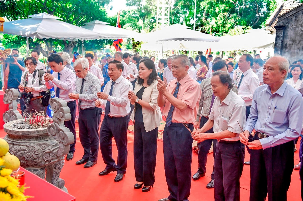 Đại biểu dâng hương tưởng nhớ Đại thi hào Nguyễn Du.