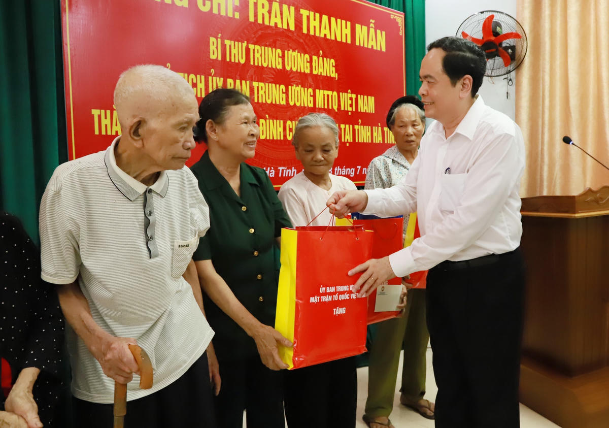 Chủ tịch UBTƯ MTTQ Việt Nam Trần Thanh Mẫn tặng quà cho 10 gia đình chính sách có hoàn cảnh khó khăn tại Khu di tích Ngã ba Đồng Lộc (ngày 18/7/2020). 