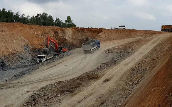 Thi công đoạn cao tốc Cam Lộ - La Sơn.