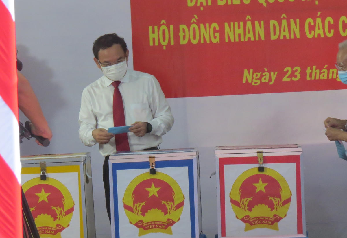 Bí thư Thành ủy Thành phố Hồ Chí Minh Nguyễn Văn Nên bỏ phiếu.