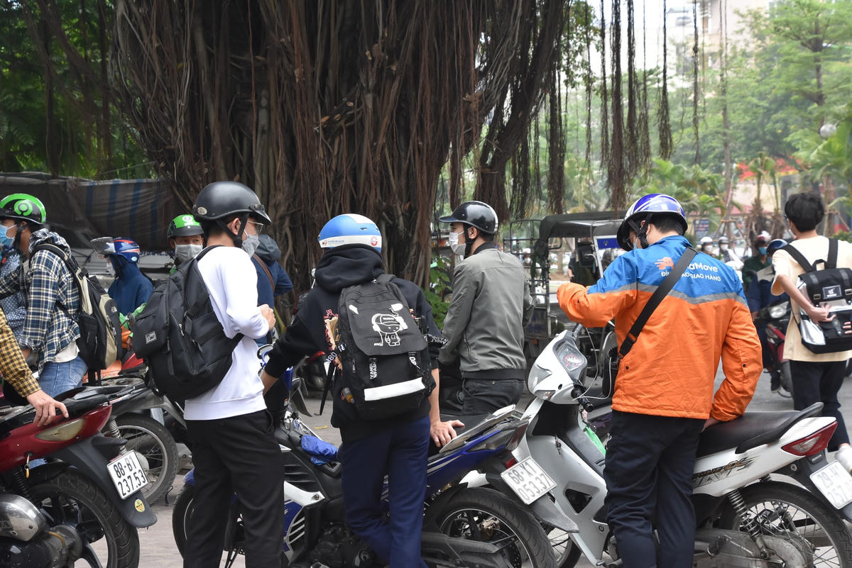 Bên cạnh đó, giá các mặt hàng dầu cũng đều đồng loạt tăng. Cụ thể, dầu hoả là 23.820 đồng một lít, tăng 800 đồng. Dầu diesel là 25.350 đồng một lít, tăng 970 đồng. Dầu madut là 21.800 đồng một kg, tăng 880 đồng.