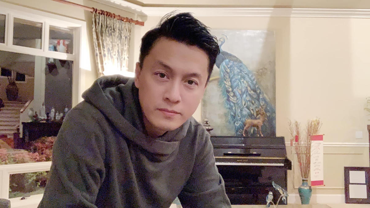 Lam Trường từng bế một bé gái để chụp ảnh kỷ niệm, và 17 năm sau cưới cô gái đó làm vợ.