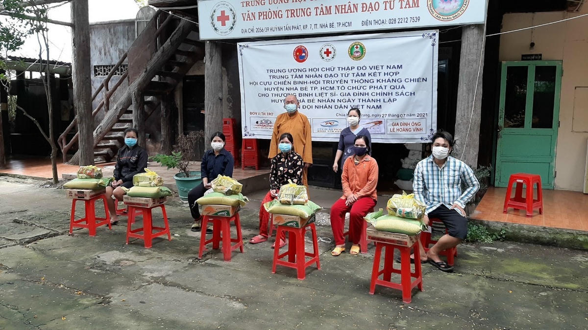 Trung tâm Nhân đạo Từ Tâm tặng quà hỗ trợ người dân gặp khó khăn do dịch bệnh. Ảnh: (Phật sự online).