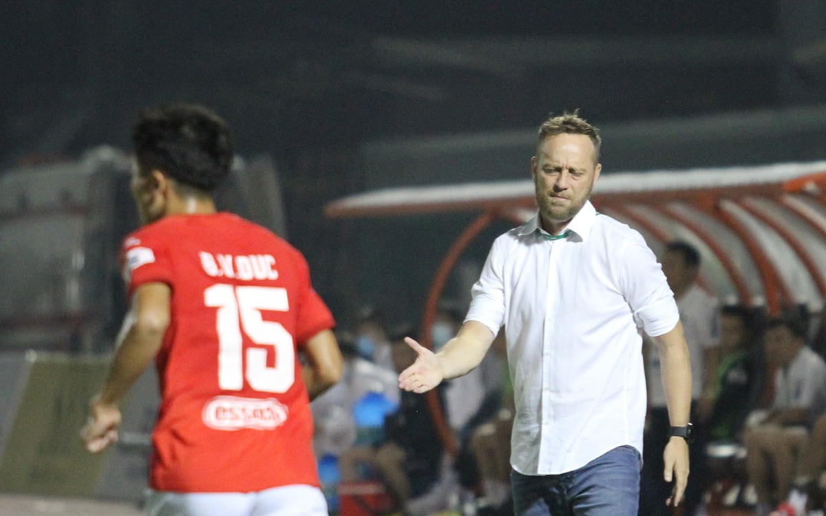 HLV Mano Polking bên phía đội chủ nhà quyết định mạo hiểm: Chơi "chấp Tây" đối thủ trong hiệp 1.