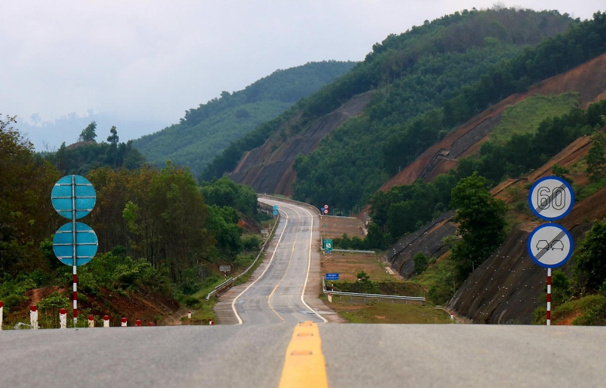 Tuyến đường La Sơn - Tuý Loan được xây dựng ở địa hình phức tạp, đi qua nhiều đồi núi.